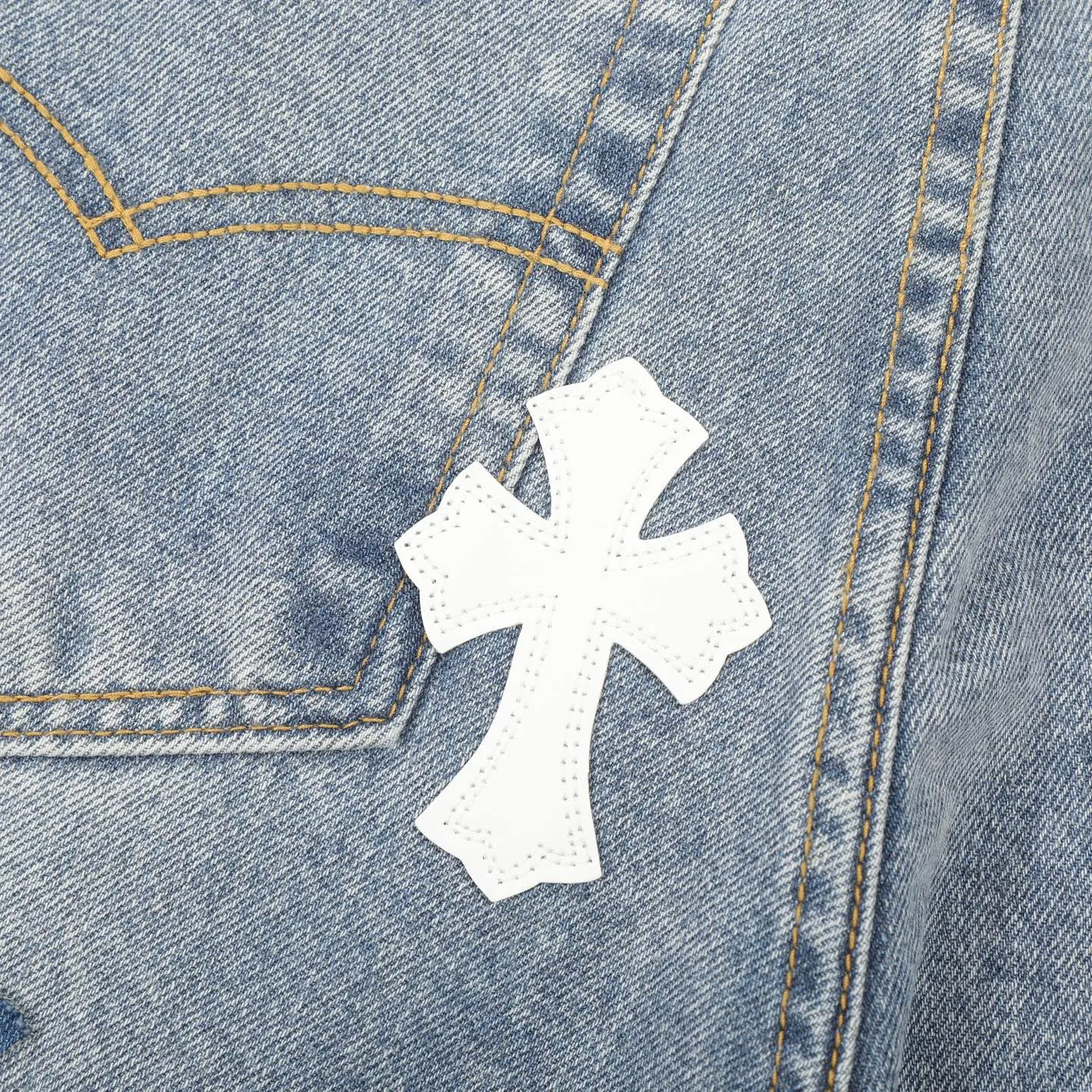 P310 Ch rare co-branded top item Chrome hearts new Chrome heart patchwork patchwork cross stitching micro-flare jeans Top-notch configuration, details are invincible! ! Cleanfit has become very popular in the past two years, and Kroxin’s consistent style is particularly high-end! ! Imported Japanese woven fabric ready-made clothes, genuine leather Crocodile leather labels and waist cloth leather tags are sewn on. The overall process is very cumbersome. The buttons on the trousers fly, rivets, back pockets, and metal decorative plates are all custom-made from molds. After they are finished, they are distressed to create a very effective effect. It has a vintage taste, and has been used by all kinds of big-name European and American celebrities. Kenijima’s cleanfit style has become popular all over the world. Top-grade hardware, pay attention to my detailed photos, the buttons are all detachable, and they are made of 925 engraved silver! ! Match as you like, suitable for both men and women ✔️✔️ Color: Blue Size: S M L XL